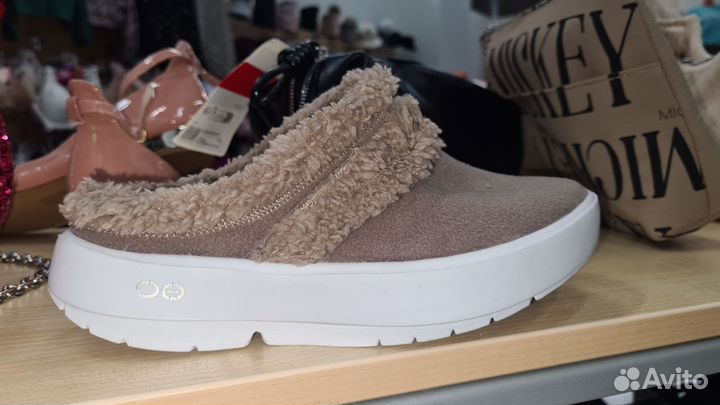 Обувь oofos. Новая