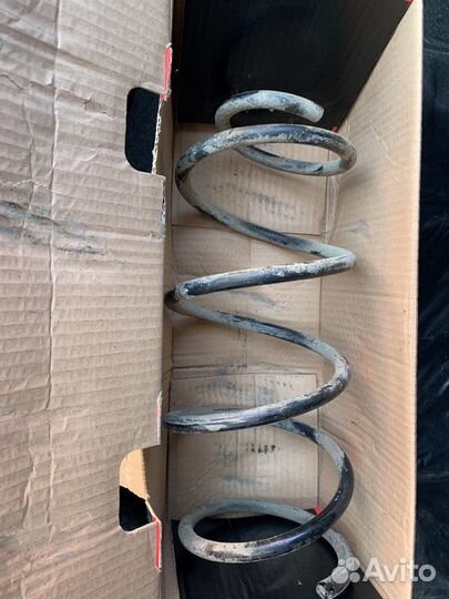 Пружина амортизатора на bmw 1.18i 2010г