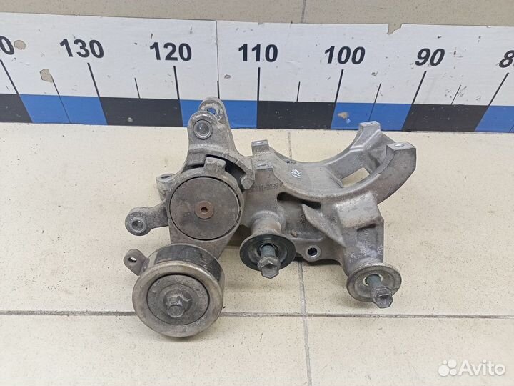 Кронштейн ролика-натяжителя руч. ремня Land Cruise