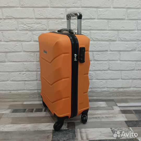 Чемодан на колёсах маленький s