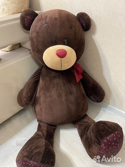 Большой плюшевый медведь