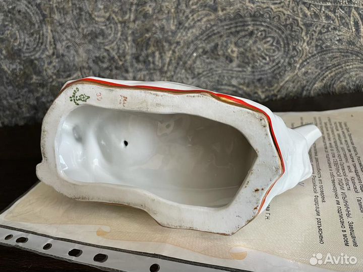 Статуэтка Барон Мюнхаузен с белым медведем