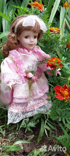 Кукла фарфоровая