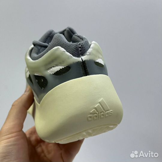 Кроссовки мужские Adidas Yeezy Boost 700