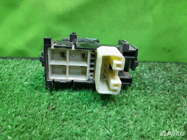 Кнопка стеклоподъемника Toyota Auris