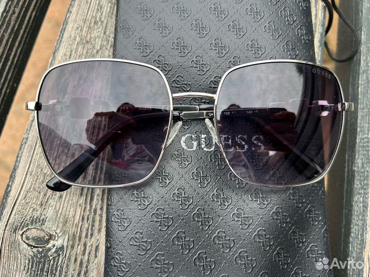 Солнцезащитные очки женские Guess