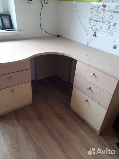 Угловой письменный стол