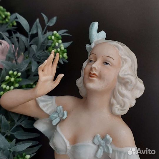 Фарфоровая статуэтка 