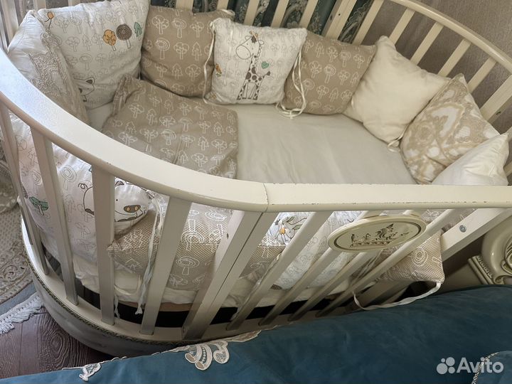 Детская кроватка с маятником