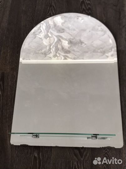 Зеркало в ванную с полочкой