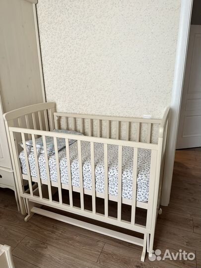 Детская кроватка с маятником