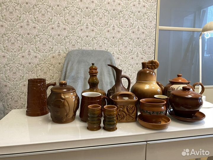 Глиняная посуда: горшки, кружки, чайник, графин