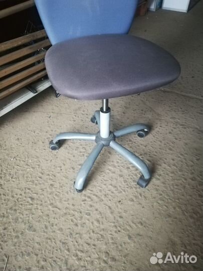 Стул на колесах офисный синий