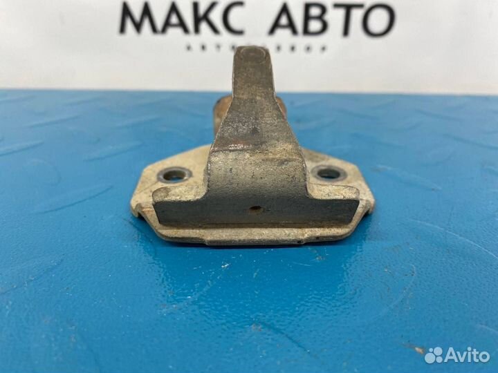 Б/У Ответная часть замка багажника задний Toyota