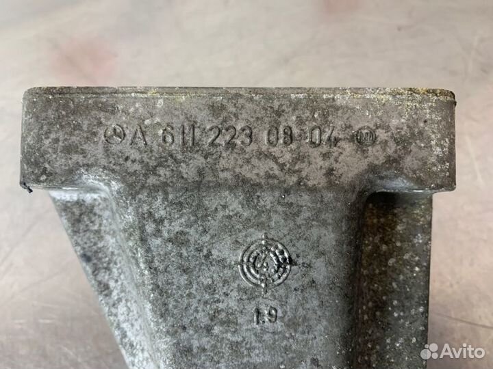 Кронштейн двигателя правый Mercedes C-Class W203