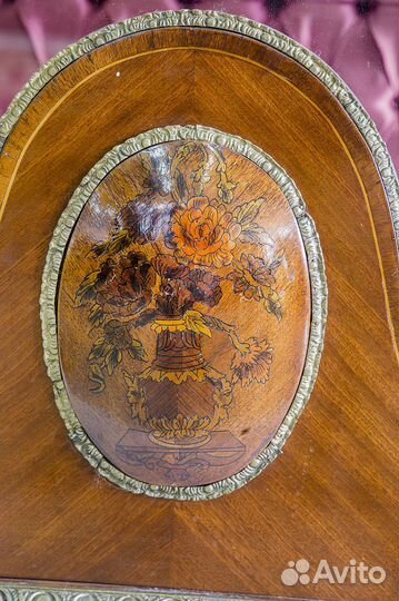 Витрина с элементами ампира