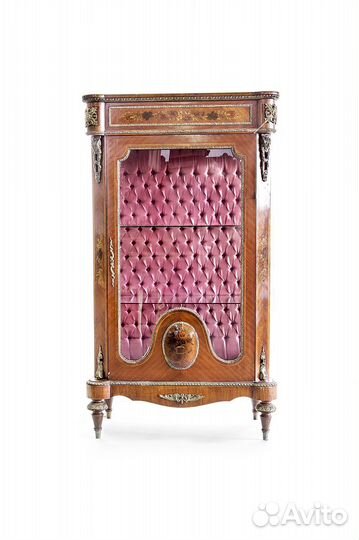 Витрина с элементами ампира