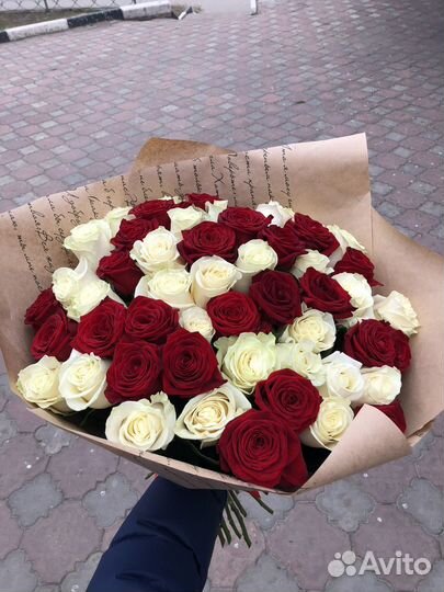 Цветы букеты 101 роза с подарком