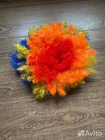 Парик клоуна и бабочка