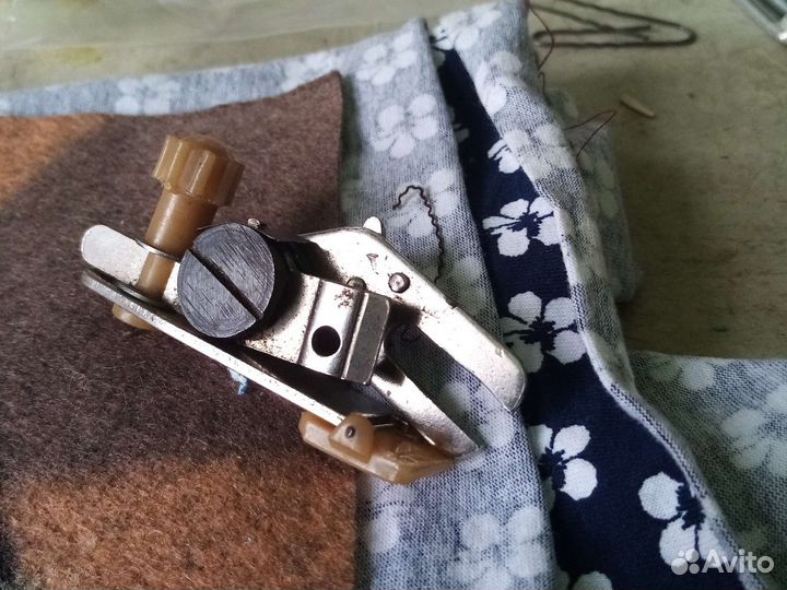 Лапки для молнии. Лапка оверложная