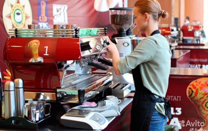 Бариста в кофейню