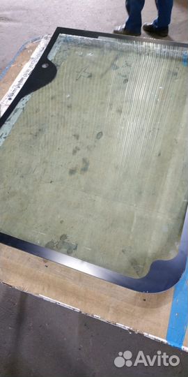 Стекло боковое левое Hitachi/zx210