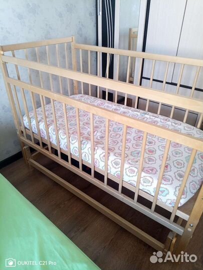 Детская кроватка с маятником
