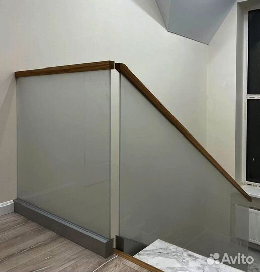 Стеклянное ограждение лестницы