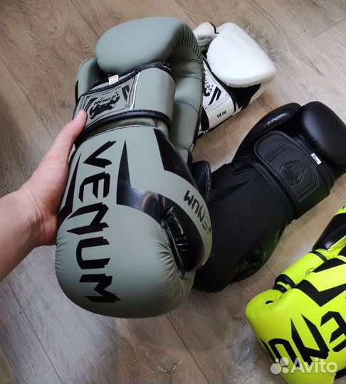 Боксерские перчатки Venum