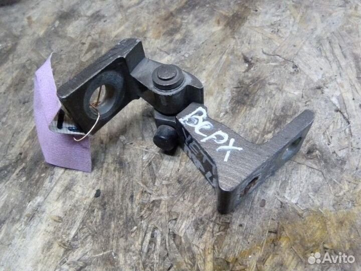 Петля двери передней левой верхняя Skoda Yeti 2009