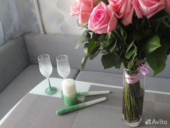 Свадебный набор представлен 2 бокала, 3 свечки