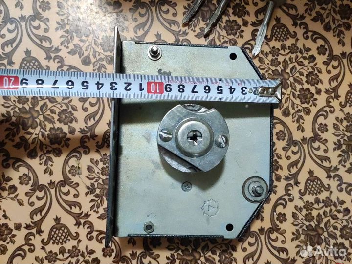 Замок дверной накладной