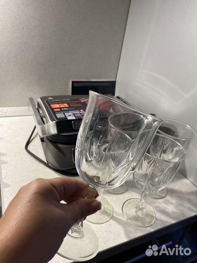 Бокалы для вина и стаканы