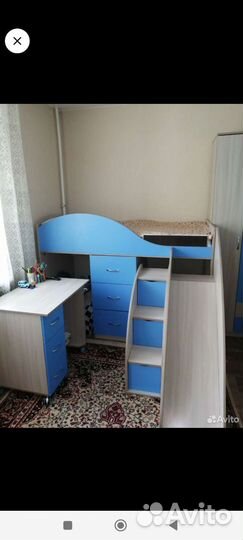 Детская кровать чердак со столом и шкафом