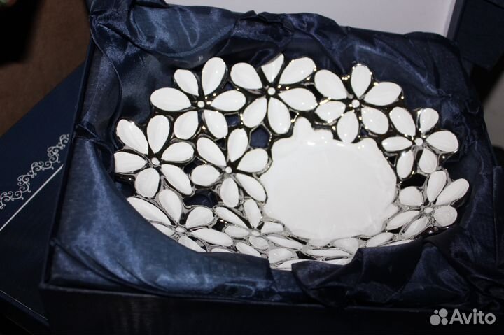 Очень красивая конфетница в подарочной упаковке