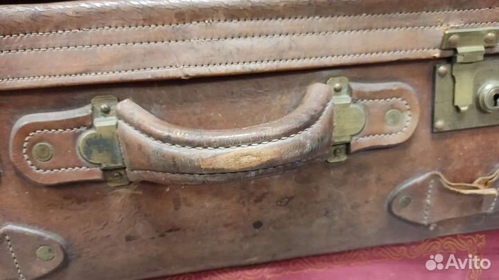 Старинный кожаный чемодан