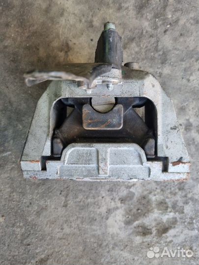 Опора двигателя прав. Volkswagen Golf