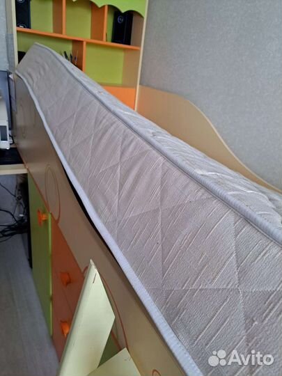 Детская кровать чердак со столом и шкафом