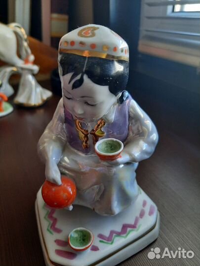Фарфоровая статуэтка.Узбечка с чайником Дулево