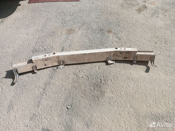 Усилитель переднего бампера Toyota LC 200