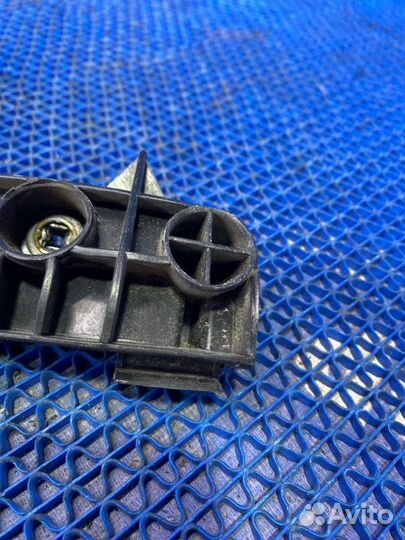 Крепление заднего бампера Toyota Auris хэтчбек 1ZR