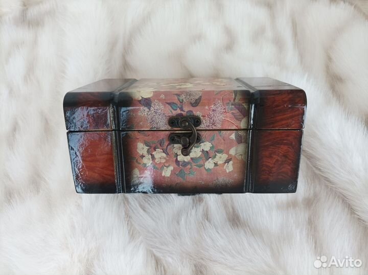 Деревянная шкатулка для украшений