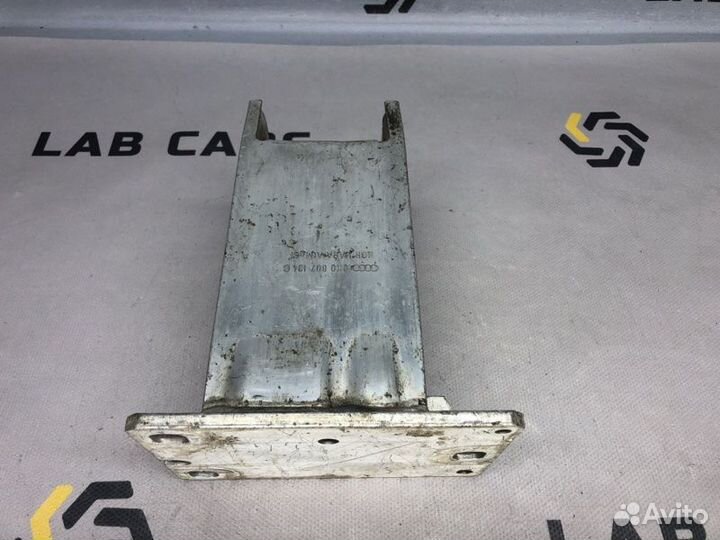 Кронштейн усилителя бампера передний правый Audi