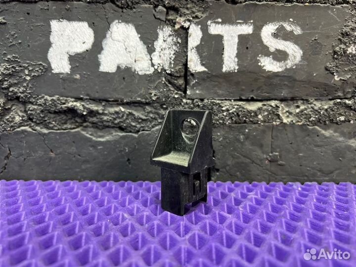 Крепление радиатора кондиционера левое Nissan