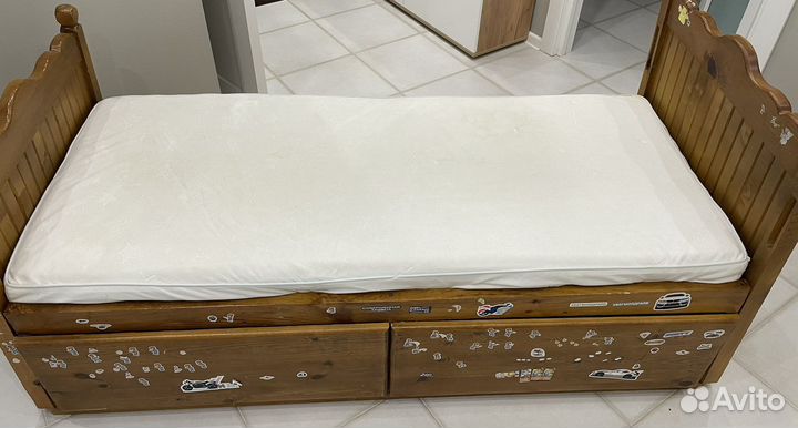 Кровать детская из массива дерева, ручная работа