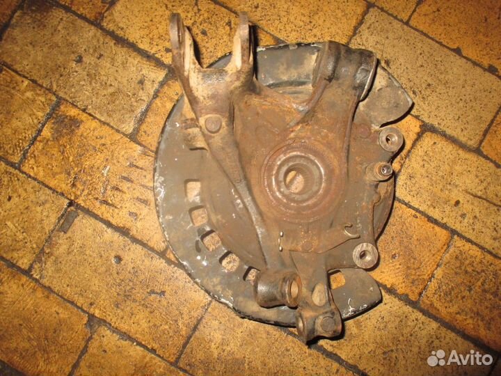 Кулак задний правый