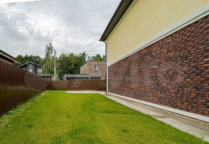 Коттедж 280 м² на участке 6 сот.