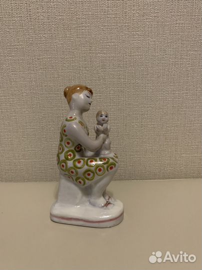 Фарфоровая статуэтка 