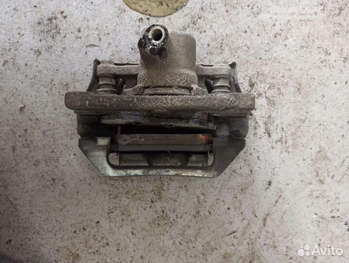 Тормозной суппорт задний левый Toyota Land Cruiser