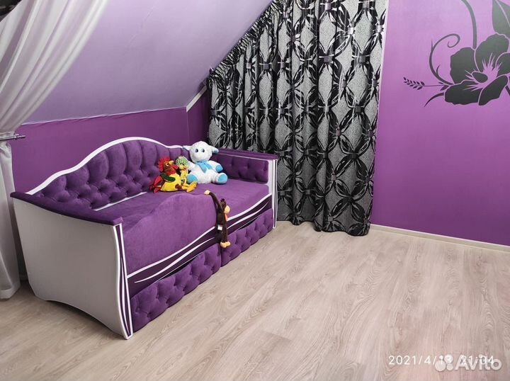 Кровать для девочки с мягкой спинкой